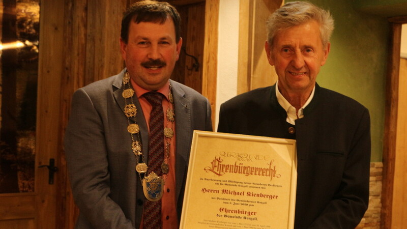 Bürgermeister Hans Kienberger überreicht an Michael Kienberger die Ehrenrechtsurkunde als Ehrenbürger der Gemeinde Konzell.