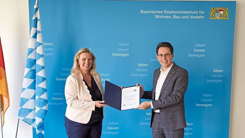 Kerstin Schreyer, Staatsministerin für Wohnen, Bau und Verkehr, und Deggendorfs Oberbürgermeister Dr. Christian Moser bei der Unterzeichnung der Vereinbarung.