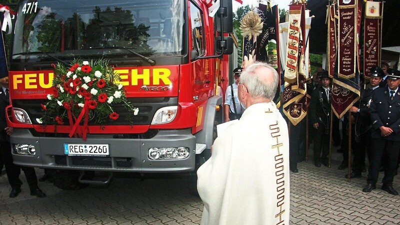 Der inzwischen verstorbene Pfarrer Albert Melchner (Bischöflich Geistlicher Rat) aus Steinbühl erteilte dem neuen Löschfahrzeug LF 10/10 während des Festgottesdienstes 2007 den kirchlichen Segen.