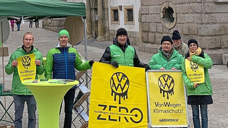 Protest gegen "Spritschlucker": Regensburger Greenpeace-Aktivisten haben am Samstag am Kohlenmarkt gegen den Autobauer VW demonstriert.