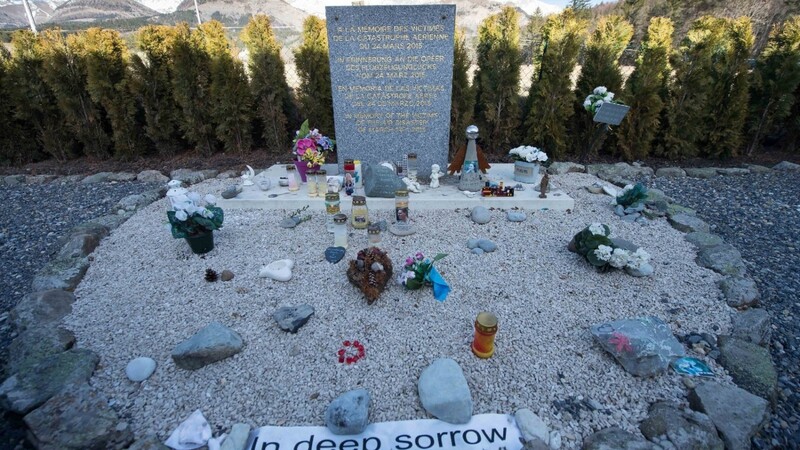 Ein Jahr nach dem Germanwings-Absturz haben mehrere hundert Menschen in Frankreich und Deutschland der 150 Opfer gedacht.