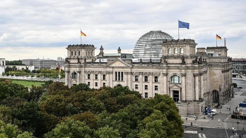 Das Reichstagsgebäude im Berliner Regierungsviertel.