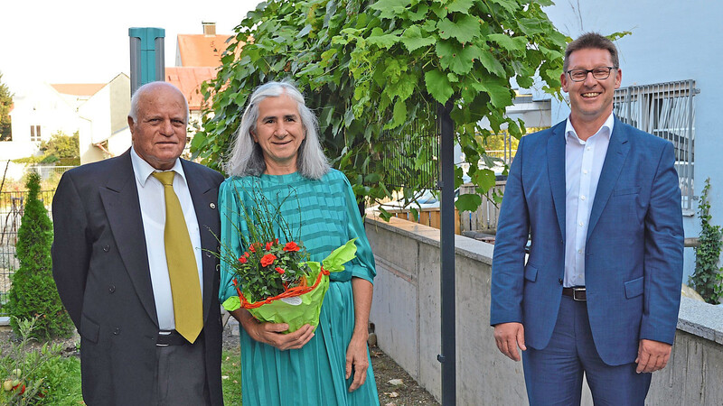 Bürgermeister Helmut Fichtner (rechts) gratulierte dem Jubelpaar Fatma und Ahmed Gökmen und wünschte noch viele schöne gemeinsame Jahre.