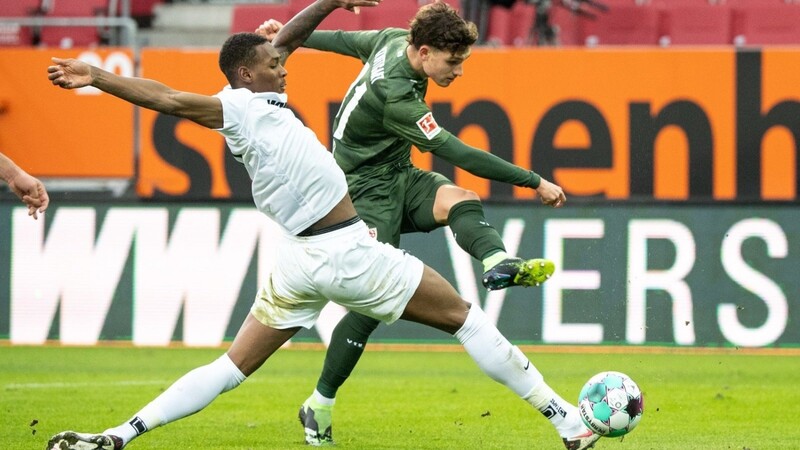 Der VfB Stuttgart (grünes Trikot) hat sich beim FC Augsburg durchgesetzt.
