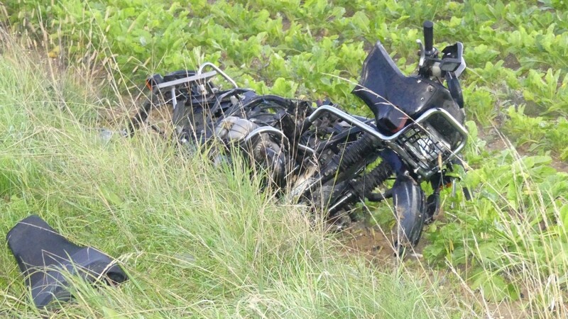 Das Motorrad des mutmaßlichen Unfallverursachers wurde in den Graben geschleudert.