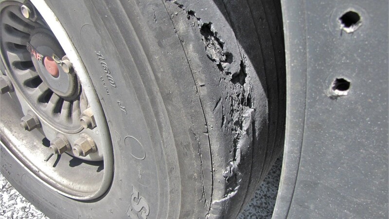 Mit Reifen, die sich fast schon auflösten, schaffte es ein türkischer Lkw-Fahrer gerade noch in die Kontrollstelle. Der Fahrer freute sich über die Kontrolle - endlich durfte er Reifen wechseln. Der Unternehmer hatte ihm das nämlich untersagt.