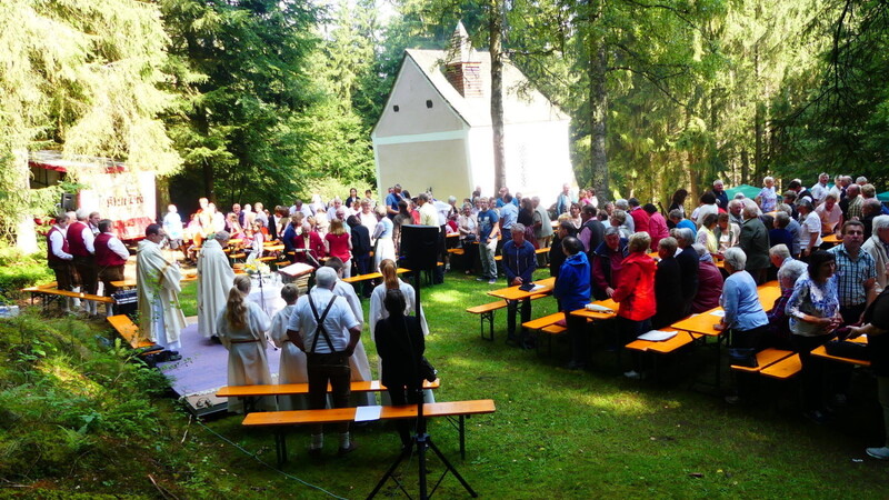 Die Gottesdienstfeier vor der Kapelle, mit einem Teil der Besucher.