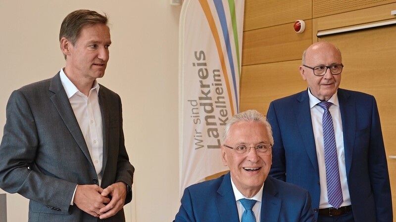 Innenminister Herrmann beim Eintrag ins Goldene Buch des Landkreises Kelheim mit Regierungspräsident Rainer Haselbeck (links) und Landrat Martin Neumeyer.