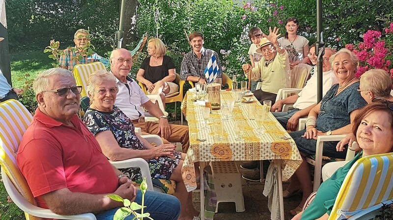 Albert Maier im Kreise seiner Familie bei der Geburtstagsfeier im Garten - wie immer bei schönstem Sonnenschein.