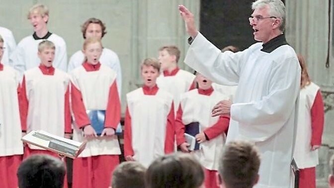 Domkapellmeister Christian Heiß hat am Sonntag das erste Mal die Domspatzen im Regensburger Dom dirigiert.
