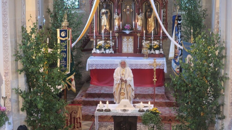 Der Altar in der Pfarrkirche Sankt Peter und Paul war mit Birken geschmückt.