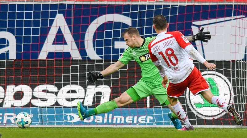 Die Jahnelf präsentierte sich gegen den MSV Duisburg effektiv, so wie in dieser Szene Marc Lais beim Treffer zum 3:0.