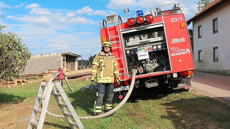 Bei der Brandbekämpfung am Sonntag in einem Waldstück bei Kollersdorf unterstützten Löschfahrzeuge der Moosburger Feuerwehr den Pendelverkehr für Löschwasser.