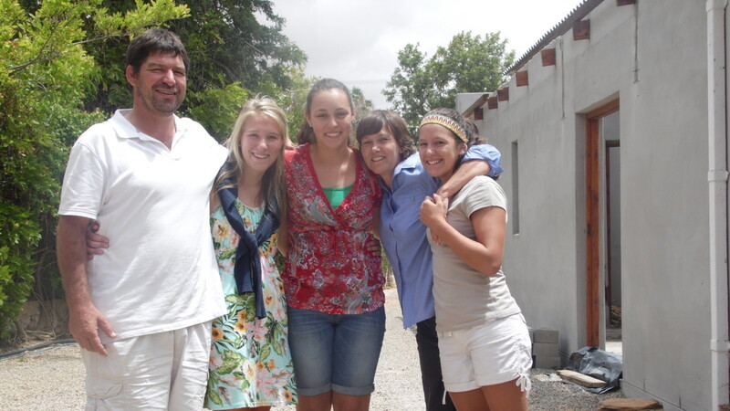 Laura (Mitte) erkundete vier Wochen Südafrika. Ihre Gastfamilie hat Laura von Beginn an ins Herz geschlossen, besonders ihre beiden Gastschwestern (rechts).