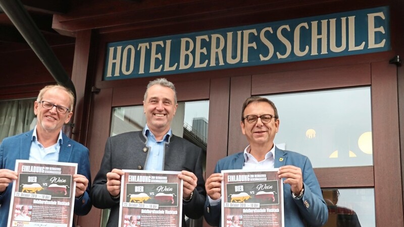 Xaver Dietrich, Leiter der Hotelberufsschule Viechtach (v.li.), Brauerei-Geschäftsführer Markus Grüsser und Viechtachs Bürgermeister Franz Wittmann freuen sich auf den Geschmackstest.  Foto: Bäumel