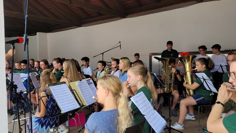 Das Projektorchester des Musikvereins und der Musikschule eröffnete das Sommerfest.