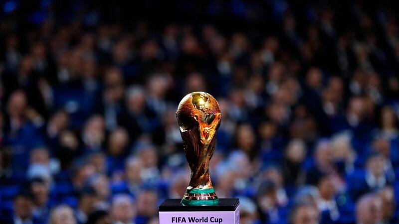Eine Weltmeisterschaft alle zwei anstatt vier Jahre? Wenn es nach der FIFA geht, würde das WM-Turnier lieber früher als später in kürzeren Abständen stattfinden.