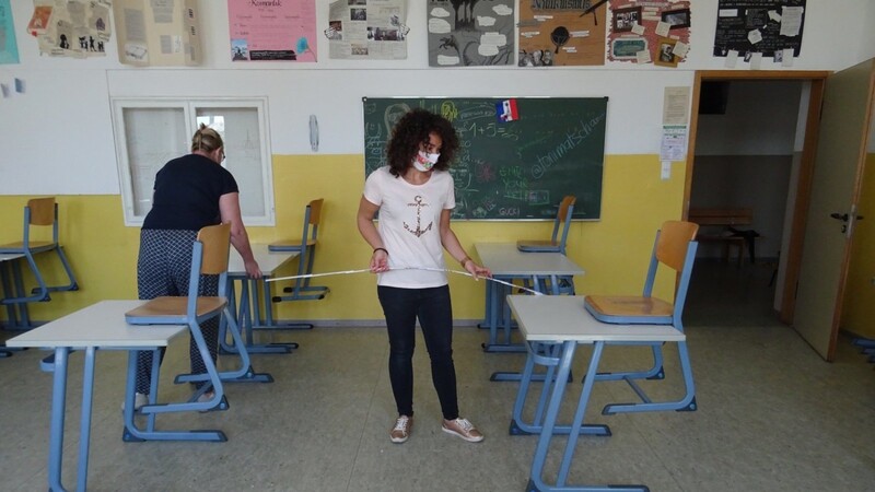 Lehrer bereiten an der FOS/BOS die Klassenzimmer vor. Der Abstand zwischen den Tischen muss mindestens 1,5 Meter betragen.