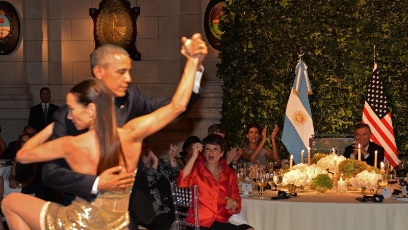 Der US-amerikanische Präsident Obama (2. von links) tanzt mit Mora Godoy Tango während eines politischen Abendessens im Kirchner Kulturzentrum in Buenos Aires am 23. März 2016. Argentiniens Präsident Mauricio Macri (r) und seine Frau Juliana Awada (2. von rechts) applaudieren im Hintergrund.