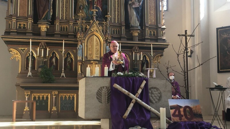 Bischof Rudolf am Altar der St. Peterskirche.