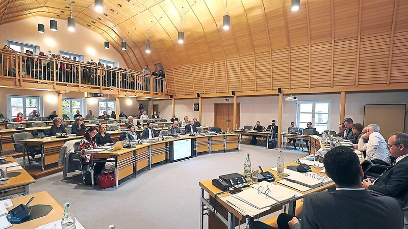 Das Interesse an der Sitzung des Haushaltsausschusses war riesengroß. Die Empore im neuen Plenarsaal war bis auf den letzten Platz gefüllt.