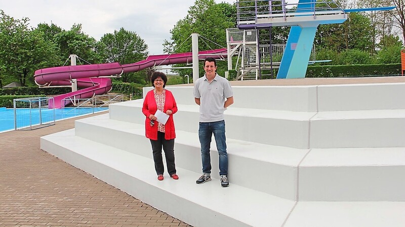 Bürgermeisterin Liane Sedlmeier und Stefan Schrenk, Meister für Bäderbetrieb, freuen sich auf die Freibaderöffnung am 10. Mai.