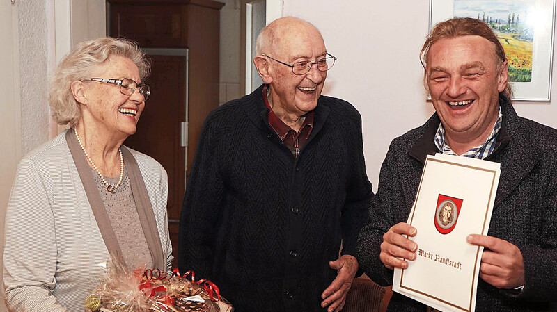 Theodor Hirn (Mitte) ist 95 Jahre alt geworden, seine Frau Marianne war die wichtigste Gratulantin, Bürgermeister Gerhard Betz in diesem Augenblick wohl der zweitwichtigste.
