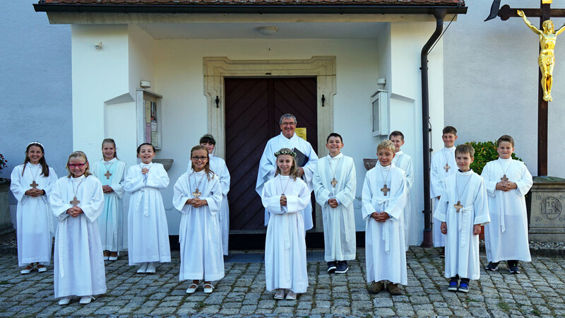 Die Erstkommunikanten mit Pfarrer Gallmeier vor dem Einzug in die Loitzendorfer Kirche.