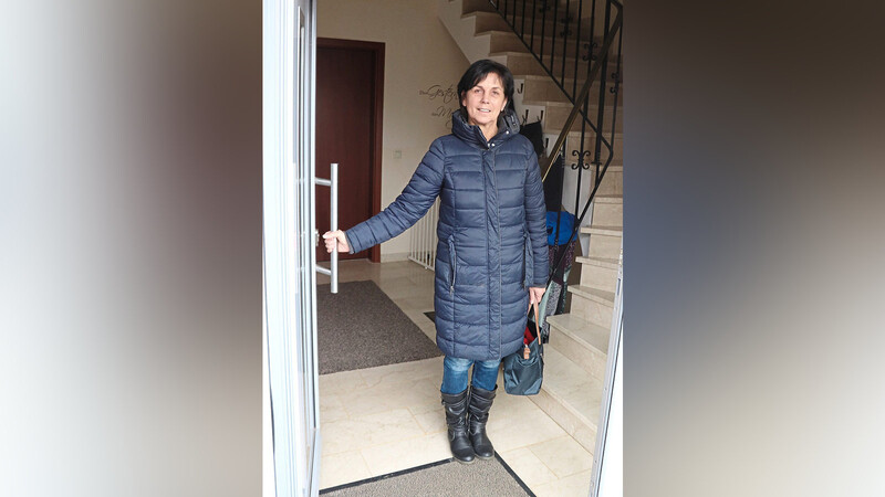 Rosi Deser öffnet die Türe zu ihrem Zuhause.