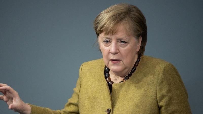 Bundeskanzlerin Angela Merkel (CDU) nimmt im Deutschen Bundestag Stellung zu den Ergebnissen der Bund-Länder-Runde.