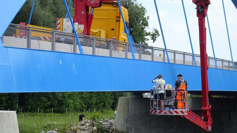 Großtechnik im Einsatz: Die Spezial-Arbeitsbühne wiegt 32 Tonnen und kann den Korb behutsam durch die Brückenkonstruktion nach unten bringen.