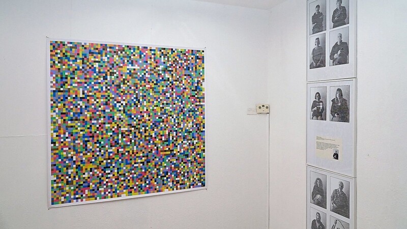 Eine Ecke der Ausstellung: Die ersten 5000 Stellen der Kreiszahl pi, farblich umgesetzt von Uli Tyroller und Peter Loster und bearbeitete Fotografien der teilnehmenden Künstlerinnen und Künstler