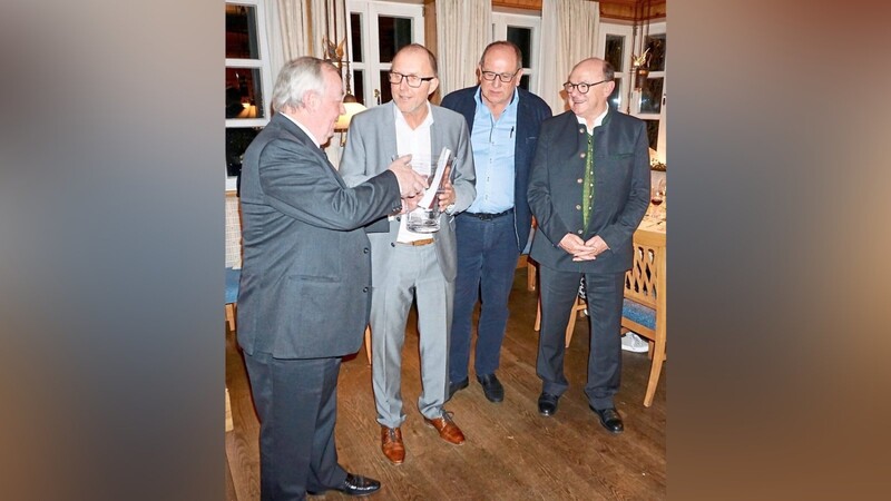 Franz Wagnermayr, Wolfgang Maier, Erich Brunner und Franz Prebeck (von links) bei der Überreichung des "Angerhof-Pokals". Maier wurde zum Ehrenmitglied des Wirtschaftsstammtisches Straubing-Bogen ernannt.