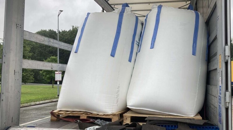 Die "Big Bags" mit jeweils 1.250 Kilogramm standen im Lastwagen schief.