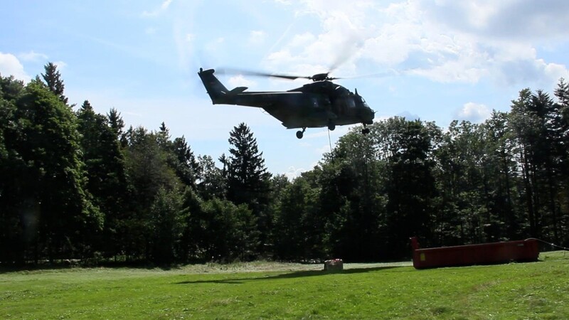 Die NH90 der Bundeswehr transportierte Material und Wasser zum Burgstall am Hohenbogen.