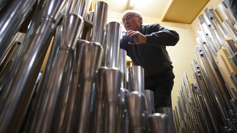 Die Orgel der Karmelitenkirche hat 2 533 Pfeifen. Jede von ihnen wurde einzeln gereinigt.