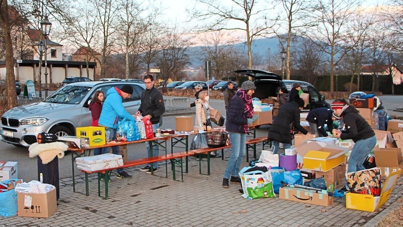 Am Freitagabend hatten die freiwilligen Helfer alle Hände voll zu tun - viele Bürger aus Bad Kötzting lieferten Hilfsgüter am Großparkplatz beim Kurpark für die Menschen in der Ukraine an. Die Junge Union Bad Kötzting hatte zu dieser Aktion aufgerufen.