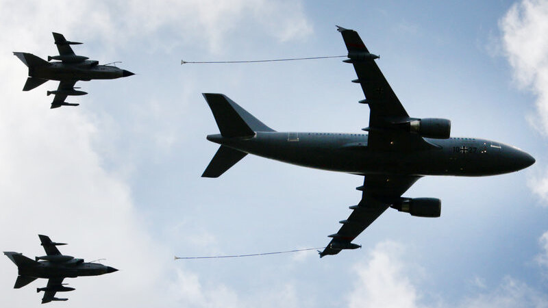 Erstmals hat ein deutsches Tankflugzeug Kampfjets der internationalen Koalition gegen den Islamischen Staat (IS) in der Luft mit Treibstoff versorgt.