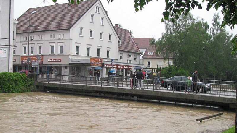 Das letzte größere Hochwasserereignis in der Hopfenstadt datiert vom Juni 2013. Kurz nach dieser Aufnahme staute sich die Abens an der Brücke in der Bahnhofstraße.