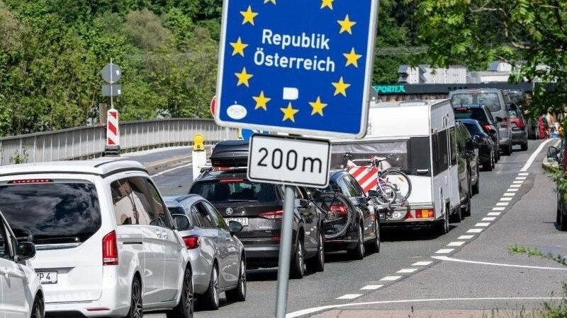 Der Verkehr staut sich auf einer Brücke kurz vor der Einreise nach Österreich.