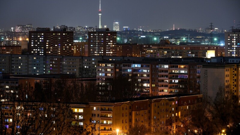 Der Fernsehturm ist hinter der Skyline mit vielen beleuchten Wohnungsfenstern von Berlin zu sehen. In Deutschland geht die Bevölkerungszahl zurück.