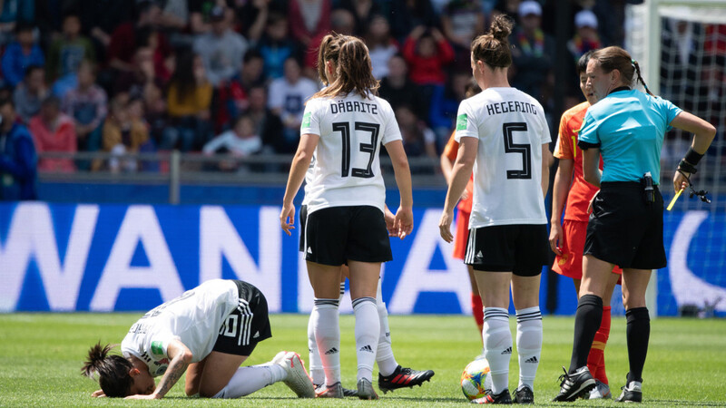 DAS TUT VERDAMMT WEH! Der Ausfall von Dzsenifer Marozsan, die sich im Spiel gegen China vor Schmerzen am Boden krümmt, zumindest für den Rest der WM-Vorrunde ist für das deutsche Frauenfußball-Nationalteam extrem bitter.