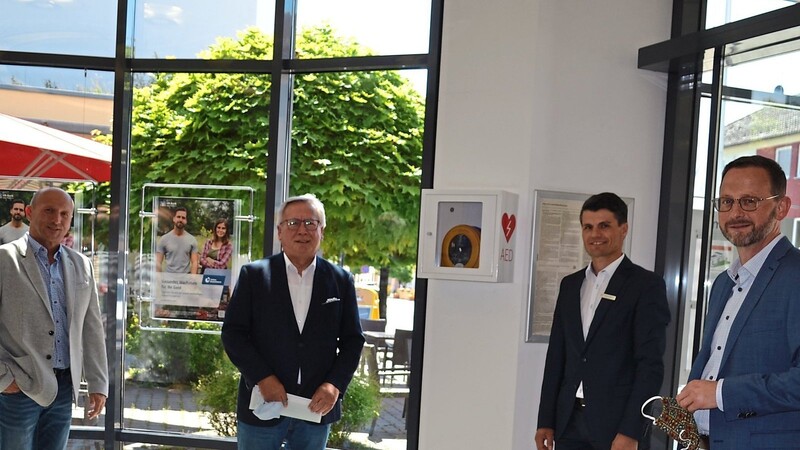 Der Defibrillator ist im Eingangsbereich der VR-Bank montiert. Mit dabei waren Bürgermeister Franz Aster (v.l.), der ehemalige Bürgermeister Ottmar Hirschbichler, Marktbereichsleiter Roland Kellner und Vorstand Josef Geßl.