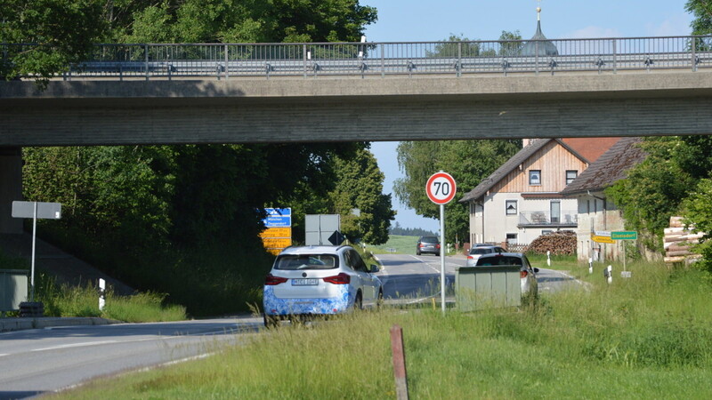 Die kleine Brücke unter der B299 vor dem Ortsteil Eiselsdorf muss durch einen Neubau ersetzt werden. Deshalb wird der Straßenabschnitt für längere Zeit gesperrt sein.