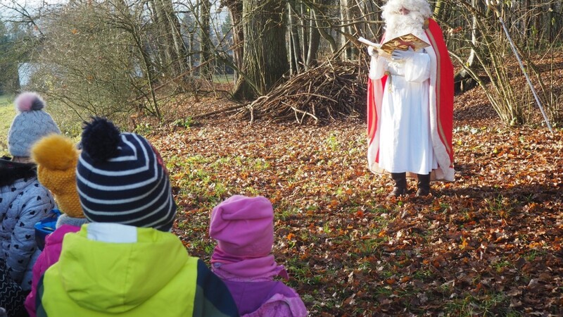 Im Wald trafen die Kinder den Nikolaus.