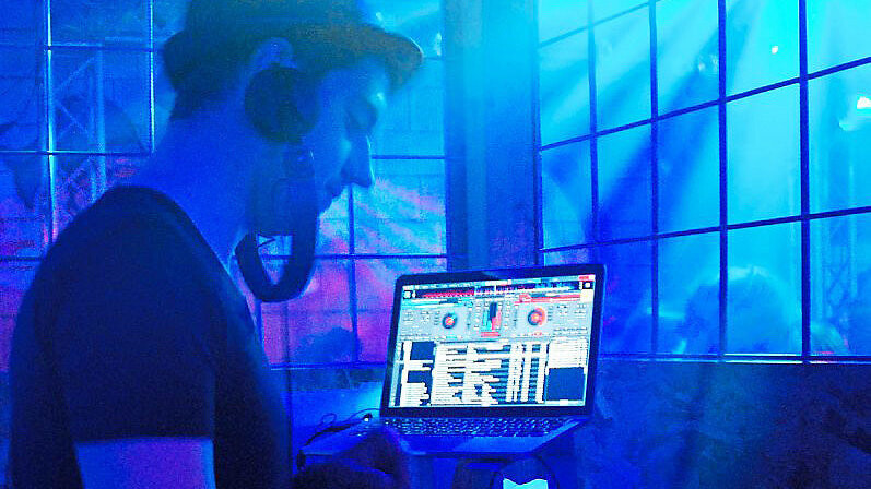 DJ Flo.motion mag Musik nur, wenn sie laut ist.