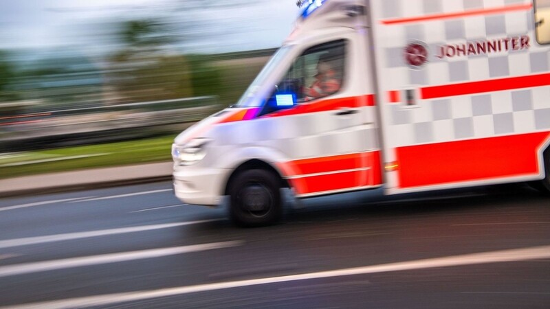 Eine Frau schwebt nach dem Unfall auf der B22 in Lebensgefahr. (Symbolbild)