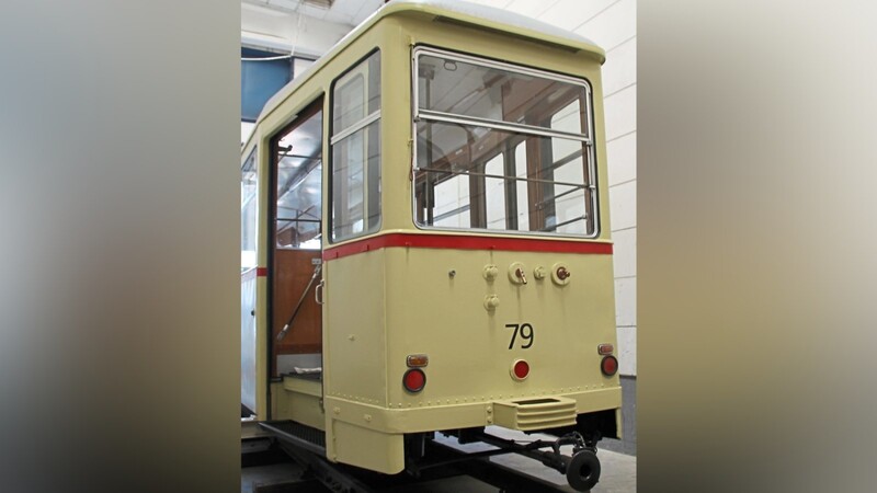 Der restaurierte Beiwagen der historischen Straßenbahn glänzt jetzt wieder.