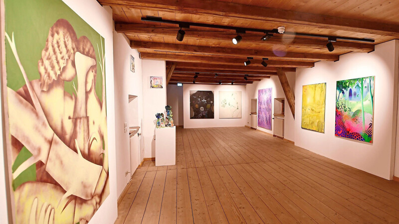 Die neue Ausstellung "Malso13 - II" zeigt viele großformatige Bilder im Gotischen Stadel.