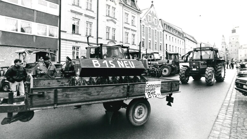 Ein kontroverses Thema - schon seit mehreren Jahrzehnten: Demonstrationen für und gegen die B 15 neu in den 90er Jahren, einmal vor der Vilstalhalle, einmal mit Traktoren auf dem Stadtplatz.